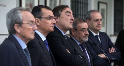 El presidente de la CEOE, Juan Rosell, flanqueado por el de la CEV, Salvador Navarro, y el presidente de Cierval, Jos&eacute; Vicente Gonz&aacute;lez.