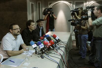 Txelui Moreno, Niko Moreno y Tasio Erkizia, en la rueda de prensa en Bilbao.