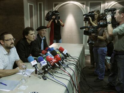 Txelui Moreno, Niko Moreno y Tasio Erkizia, en la rueda de prensa en Bilbao.