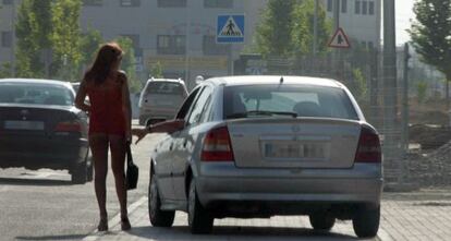 Clientes en busca de prostitutas en la Colonia Marconi, en el pol&iacute;gono industrial de La Resina (Villaverde) 