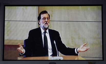 Monitor de la sala de prensa de la Audiencia Nacional durante la declaración como testigo de Mariano Rajoy.