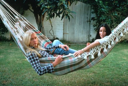 Gregg Allman y Cher en una hamaca en el jardín de su casa de Beverly Hills, California (1977).