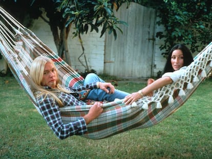 Gregg Allman y Cher en una hamaca en el jardín de su casa de Beverly Hills, California (1977).