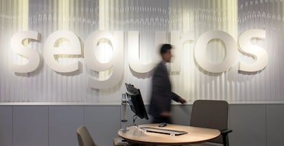 Interior de una oficina de seguros de El Corte Inglés, negocio que la compañía comparte con Mutua Madrileña.