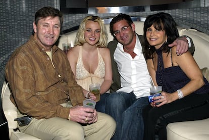 La cantante Britney Spears junto a su padre Jamie, su hermano Bryan y su madre, Lynne, en Las Vegas, en una imagen de archivo.