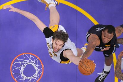 Gasol intenta recoger un lanzamiento de los Grizzlies.