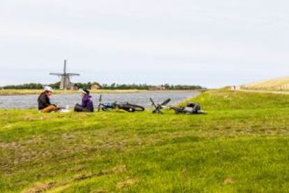 Cicloturistas en la isla de Texel, frente a la costa de Holanda.