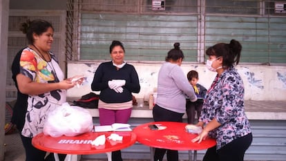 Varias madres se organizan para recoger las canastas de alimentos de las escuelas.