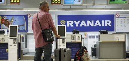 Un pasajero de Ryanair en el aeropuerto Madrid-Barajas Adolfo Suárez en la huelga de julio.