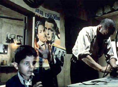 El niño Salvatore Cascio y Philippe Noiret, en un fotograma de <i>Cinema paradiso</i>.