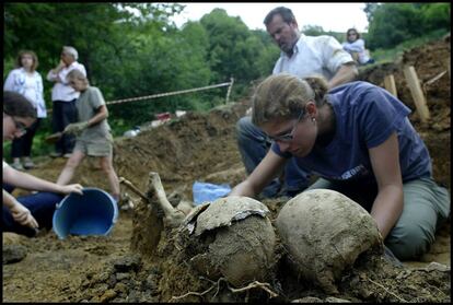 Voluntarios trabajan en la fosa común de Valdediós (Asturias), en 2003.