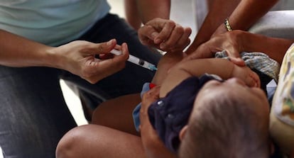 Un trabajador de la salud inyecta una vacuna a un ni&ntilde;o.