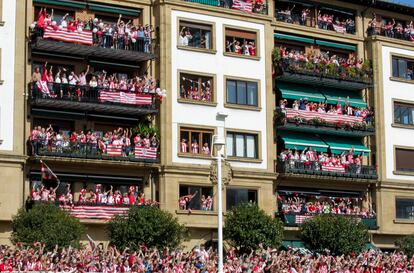 Balcones engalonados con las banderas del Athletic en las orillas del Nervión.  