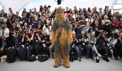 Chewbacca posa durante el photocall de la película 'Solo : A Star Wars Story' en Cannes, el 15 de mayo de 2018.