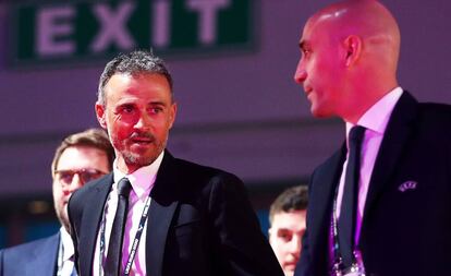 Luis Enrique y Rubiales en el sorteo de la Eurocopa.