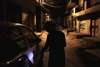 Bharti Devi, 30, empieza su turno de noche. Trabaja como taxista con la Fundación Azad desde hace cuatro años. Hace dos años compró su propio coche. Su marido también trabaja con la Fundación y apoya mucho a su mujer.