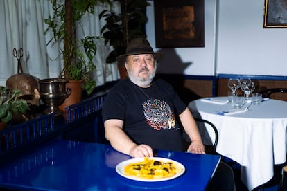 Sacha Hormaechea, en la sala del restaurante que lleva su nombre, en Madrid, con la tortilla que elaboró para este reportaje.