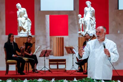 El chef José Andrés se dirige a los acompañantes de los jefes de Estado y de Gobierno que participan en la cumbre de la OTAN, durante la cena ofrecida por el presidente del Gobierno español, Pedro Sánchez, este miércoles en el Museo del Prado, en Madrid.