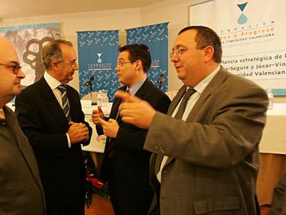 El director de la fundaci&oacute;n, Jos&eacute; Alberto Comos, tercero por la izquierda, hoy director general de Agua, en 2005. 