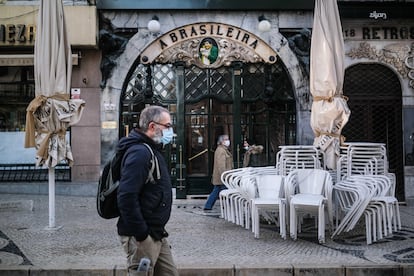 Unos viandantes en Lisboa, el 15 de enero.