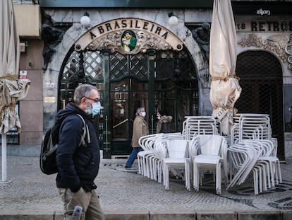 Unos viandantes en Lisboa, el 15 de enero.