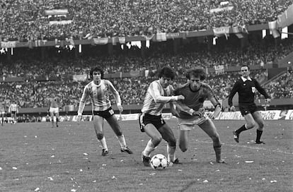 Luis Galván y Rob Rensenbrink disputan un balón durante la final del Mundial de Fútbol de 1978, en el Estadio Monumental Antonio Vespuci, en Buenos Aires.