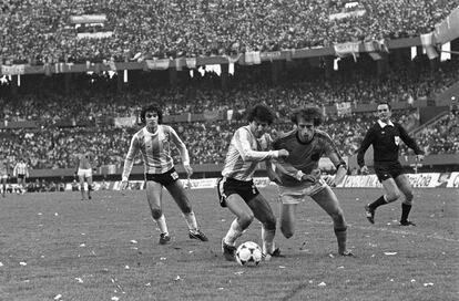 Luis Galván y Rob Rensenbrink disputan un balón durante la final del Mundial de Fútbol de 1978, en el Estadio Monumental Antonio Vespuci, en Buenos Aires.