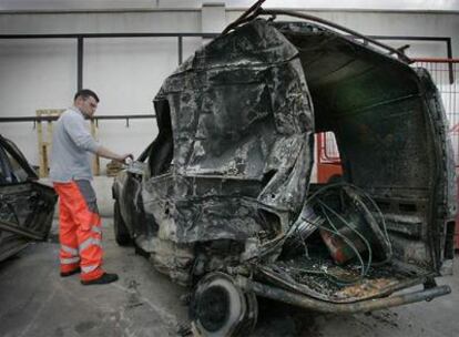 La furgoneta en que resultaron carbonizados sus dos ocupantes ayer en Villena fue trasladada a un depósito de vehículos en Sax.