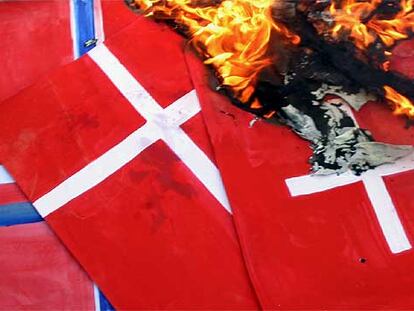 Banderas de Noruega, Dinamarca y Suiza arden en Karachi (Pakistán) durante una protesta por los dibujos del profeta.
