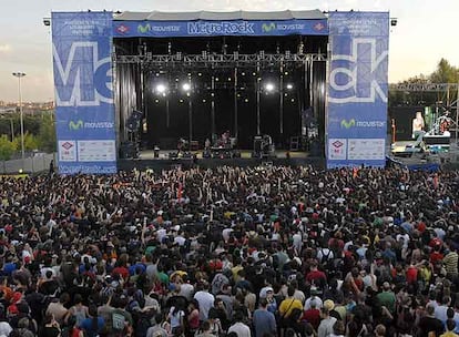 Ambiente frente a uno de los escenarios de MetroRock en una de las primeras actuaciones.