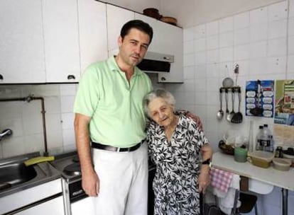 Enrique Rodríguez y Esperanza Hernando, miembros de un proyecto de vivienda compartida entre ancianos y estudiantes.