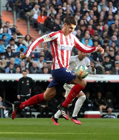 Álvaro Morata, delantero del Atlético de Madrid, en una acción de ataque.