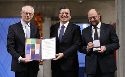 El presidente de la Comisión Europea, el portugués José Manuel Barroso (c), el presidente de la Eurocámara, el alemán Martin Schulz (d), y el presidente del Consejo Europeo, Herman Van Rompuy (i), tras la entrega del Premio Nobel de la Paz 2012 celebrado en el Ayuntamiento de Oslo, Noruega.