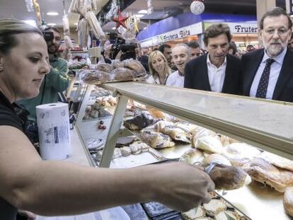 Mariano Rajoy, dimecres en un mercat de Palma.