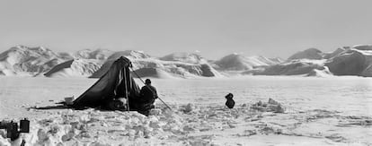 El doctor Edward Wilson en el glaciar Beardmore, campamento de comida. 13 de diciembre, 1911.