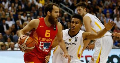 Sergio Rodríguez, ante el marcaje de Maodo Lo.