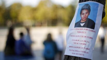 Un cartel con la foto de Gabriel, desaparecido en Vic&aacute;lvaro, en un &aacute;rbol del parque al que baj&oacute; a jugar cuando se le perdi&oacute; la pista.