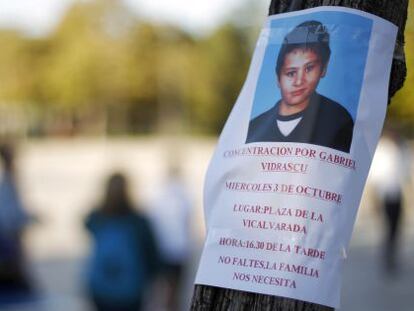 Un cartel con la foto de Gabriel, desaparecido en Vic&aacute;lvaro, en un &aacute;rbol del parque al que baj&oacute; a jugar cuando se le perdi&oacute; la pista.