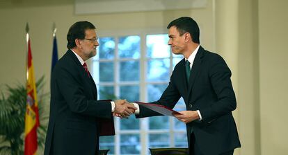 El presidente del Gobierno, Mariano Rajoy, y el líder de la oposición, el socialista Pedro Sánchez, en el acto de la firma del pacto antiterrorista en La Moncloa, el 2 de febrero de 2015.