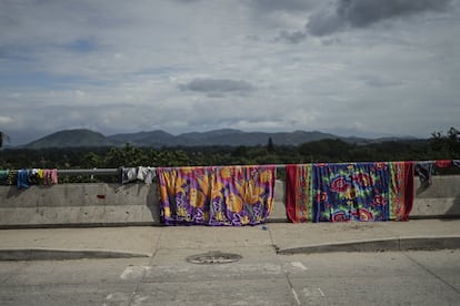 Pertenencias de los refugiados debajo del puente Chamelecón, en San Pedro Sula.