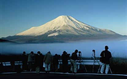 Turistas ante el m&iacute;tico monte Fuji, en Jap&oacute;n.