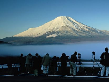 Turistas ante el m&iacute;tico monte Fuji, en Jap&oacute;n.