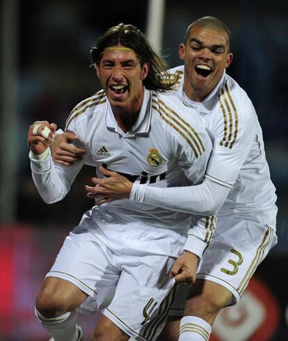 Pepe celebra con Ramos el 0 a 1