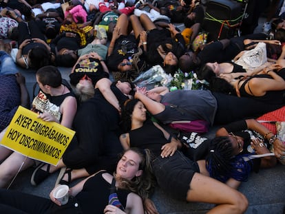 Varias personas tumbadas en el suelo durante una manifestación contra la actuación de las autoridades marroquíes, este domingo en Madrid.