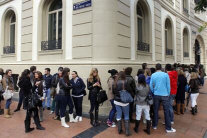 Decenas de personas hacen cola para conocer la nueva tienda de Abercrombie en la plaza del Marqués de Salamanca.