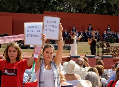 Una minoría del público muestra carteles contra Israel durante la actuación de la cantante Noa.