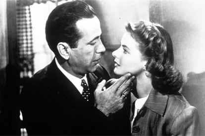 Ingrid Bergman y Humphrey Bogart, disimulando que ella era más alta que él.