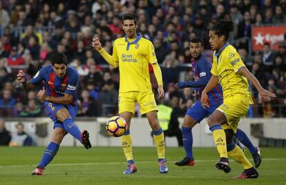 Luis Suarez (i) marca el tercer gol del Barcelona.