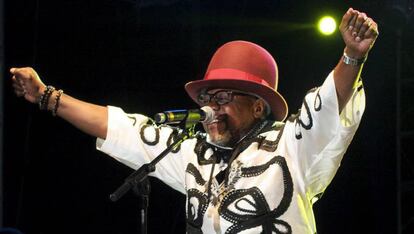 Papa Wemba, canta en un concierto celebrado en Par&iacute;s en 2006.