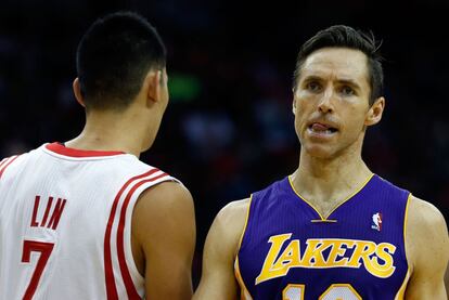 Steve Nash pasa ante Jeremy Lin, en un momento del partido entre Lakers y Rockets.